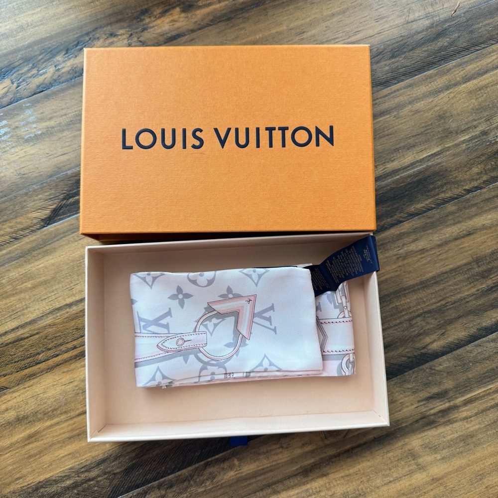 Louis Vuitton Monogram Silk Scarf in White and Light Pink Never Worn